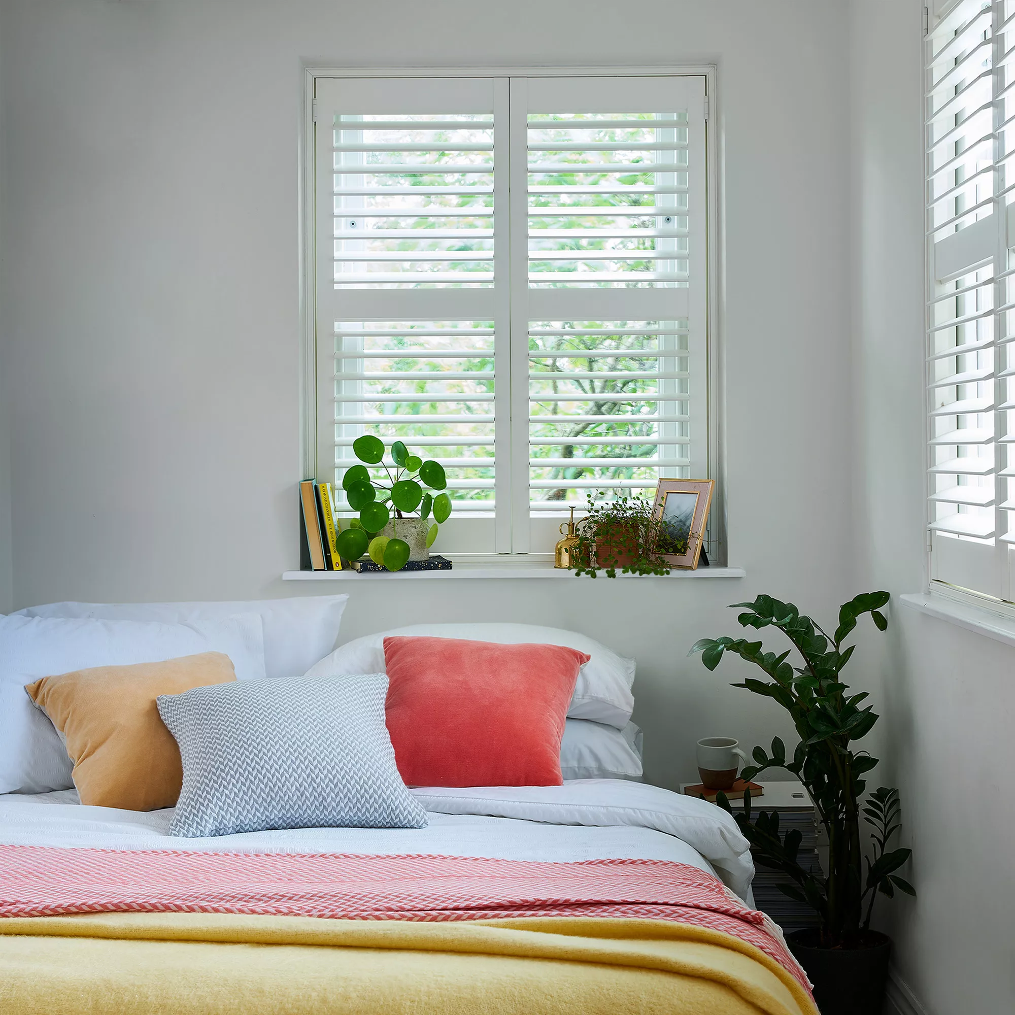 Laura Ashley Soft Silver Eggshell Emulsion Paint, 750ml 5 Laura Ashley Soft Silver Eggshell Emulsion Paint, 750ml - Image 3